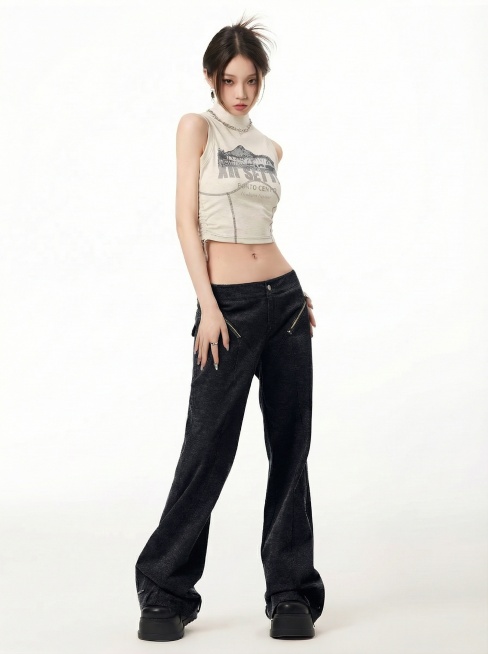 把图片中裤子颜色调整得更黑，接近纯黑色，保持原有布料纹理、裤子版型和褶皱不变，保持模特和其他部分不变预览效果