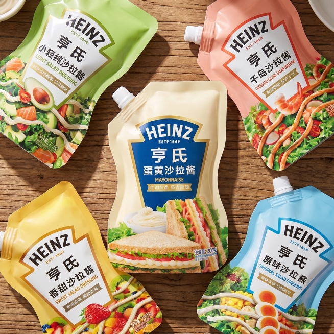 将前四张亨氏沙拉酱产品环绕式放在最后一张蛋黄沙拉酱图片的周围空间，自然环绕排列，添加适配整体画面的真实光影效果，保持产品清晰自然，融合协调预览效果