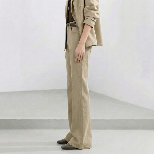 保持模特服饰、卡其色牛仔裤和简约浅灰背景不变，生成侧面站立角度的展示图，比例1:1预览效果