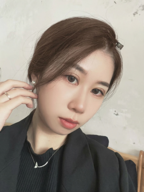 将人物头发颜色修改为栗棕色，其他内容保持不变预览效果