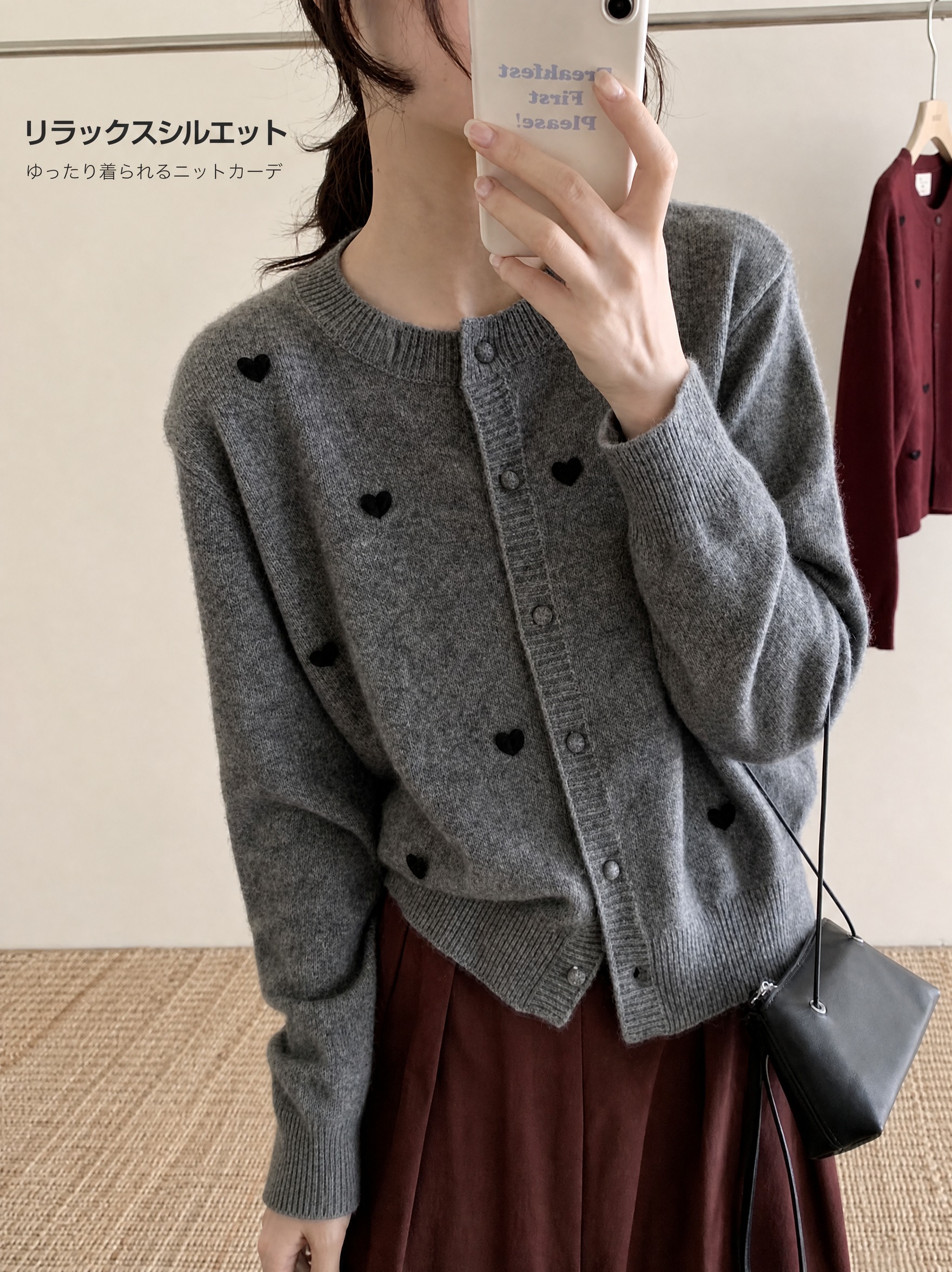 以这张图为原图进行编辑：严格保持画面中的人物、手、手机、服装（… - 图片创意预览