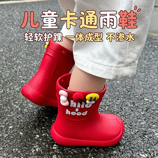 在图片上方添加文字，第一行大的卡通字体写"儿童卡通雨鞋"，第二行稍小一点的卡通字体写"轻软护踝 一体成型 不渗水"，保留原图所有内容不变，产品外观和细节和原图完全一致，字体风格可爱卡通，颜色搭配和整体画面自然协调