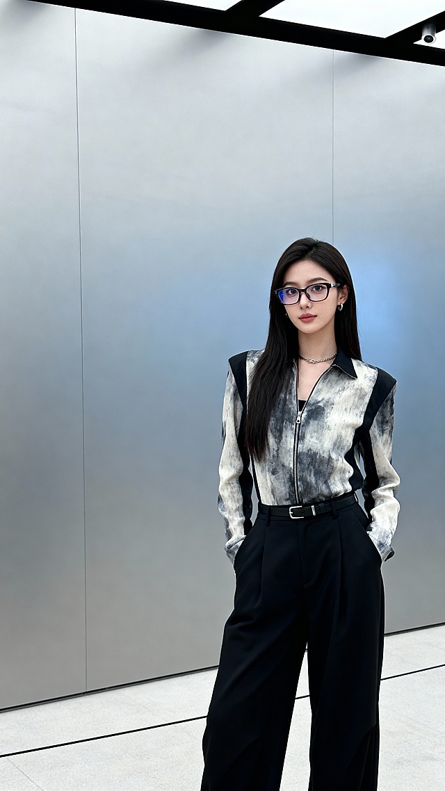 一个时尚感美女露出从头到脚的全身照片，脸型漂亮，适合很多种镜框款式