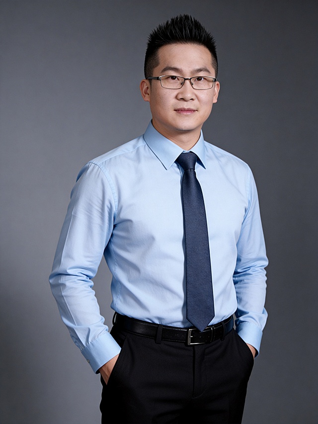 商务感与实景感交融，柔和光线营造舒适氛围，质朴色调搭配单色设计风，浮雕质感细节凸显专业气质。