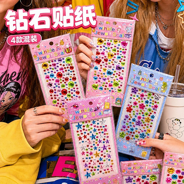 重新生成，重点修正所有钻石贴颜色发暗发黑的问题：画面中每一颗钻石贴必须极致提亮，呈现高透清水晶爆闪质感，切面棱线清晰锐利，表面有大面积亮白高光、银白星芒、细碎闪点和彩色棱镜折射；红、蓝、粉、黄、紫、绿各色钻鲜艳饱和，钻体内部干净浅亮，钻缝、钻边与暗部透明浅亮，彻底避免发黑、发灰、发暗、脏污和重黑轮廓。包装内的钻石贴与画面中所有钻面亮度完全统一，不发暗不发黑。

保持原图构图、人物、产品排布、文字内容和整体风格不变：第2张 四款全款式集合主图｜美式甜辣ins抓拍
1:1正方形商品主图，美式甜辣ins风，高饱和色彩，闪光灯直打，亮白高光与玫红、宝蓝、柠檬黄撞色背景，整体强烈但干净，网感抓拍构图。
画面主体为四位少女手臂或上半身局部同框，每人手持一款不同钻石贴纸包装，形成四款集合展示：圆形混钻款、花朵混钻款、星星混钻款、爱心大钻款。人物只作为氛围道具，产品包装清晰露出，四款包装正面朝向镜头，粉色卡头、贴纸排布、挂孔和底部装饰清楚可见。背景加入少量美式校园感元素，如亮色美甲、银色耳环、彩色发夹、白色冰霸杯局部，构图像闺蜜随手拍。画面右下角可放少量产品叠放，但不遮挡四款主包装。画面顶部左侧使用大号甜酷标题"钻石贴纸"，白色字面、浅粉描边、奶油立体阴影；标题下方加小号标签"4款混装"，玫红胶囊底、白色小字。文字避开产品主体。