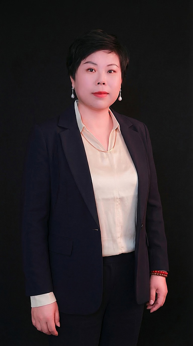 基于原图人物形象，生成站立姿势的全身照，保持服装、发型、妆容与原图一致，背景为纯黑色，画面清晰专业