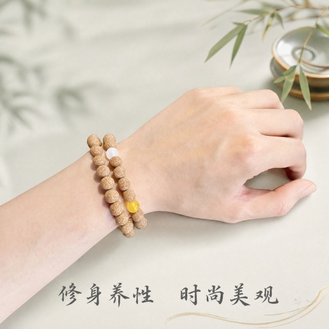 [主图-5] 唐略暖香丸手串上手展示图，清雅新中式禅意风格。保持暖香丸手串和佩戴效果的外观、材质质感、颜色与输入图片一致，杜绝变形和色差，精细化处理。手串佩戴在真人手腕上，背景调整为柔和米灰色，留有足预览效果