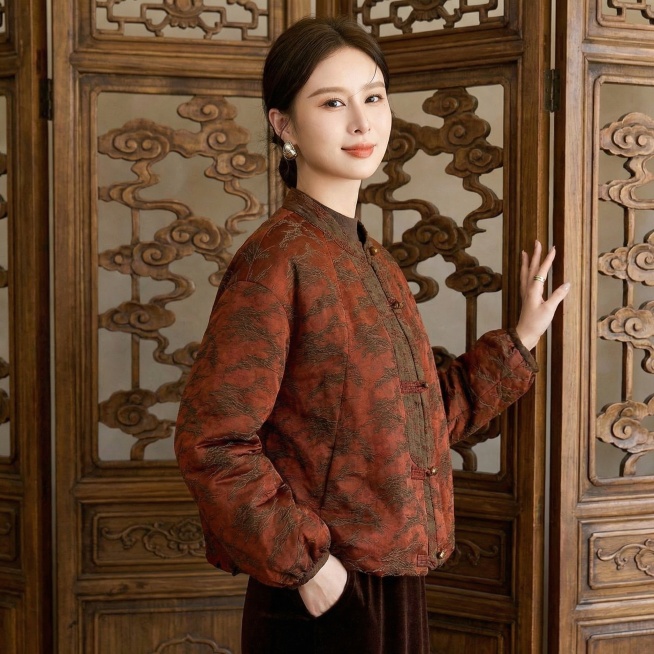 这是一款羽绒服外套，帮我生成10张人物模特图片，10张图片不同角度，一个图一个人物特写，要求同一个女生模特，背景相同，古风复古风格，要与图中模特脸，背景不一样，模特年龄大约28-40岁之间预览效果