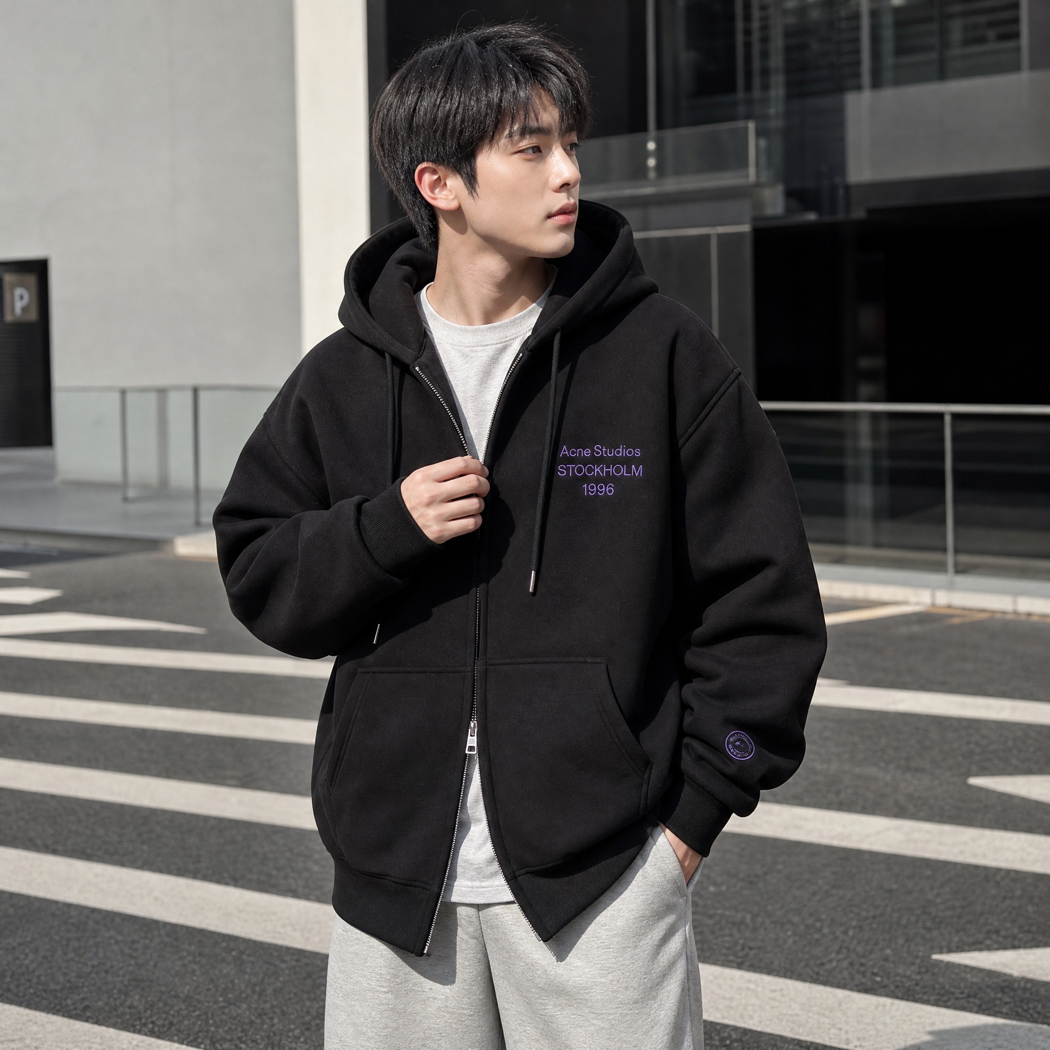[主图-2] 黑色连帽棉服正面模特穿搭展示，突出版型与正面刺绣… - 图片创意预览