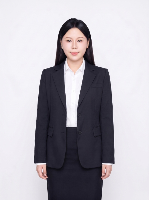 参考图中保留人物脸型、发型、年龄、服装颜色款式特征，仅修改姿势：让人物双臂自然垂直身体两侧，其余保持原图不变，纯色背景，职业形象照，画质清晰细腻预览效果