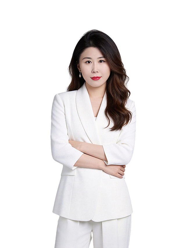 参考第一张图保留人物脸型､年龄等特征生成职场形象照,参考第二张图的人物占位和比例,标准焦段50mm,f/4光圈(f/2.8-f/4区间),平视视角(镜头与人物视线齐平)眼神明亮温和､直视镜头;人物占画面70%,人物居中(居中构图),位于画面中心,为视觉聚焦点,入境范围头部及以下至臀部下方10cm(半身像);左右留少量背景空间;头部与画面顶部保留15%空间;头部发型完整,头肩比例协调;淡妆,肤质白皙细腻;冷调白皙,极淡裸粉哑光眼影打底,极细内眼线填充睫毛根部,大直径深棕色带细微高光点的自然款美瞳;边缘模糊无生硬轮廓;眼神澄澈,看向镜头唇妆:自然水光唇釉,唇形饱满､唇峰清晰､唇面透亮光泽;发型为韩式黑棕色及肩自然大波浪卷度的长发,采用3:7侧分造型,发量偏多一侧自然垂落至肩前,另一侧向后梳理保留顶部蓬松感,发丝柔软顺滑;身穿纯白色v领交叠式精纺羊毛混纺高级西装外套(修身,微哑光质感);七分袖设计(袖口长度到小臂中上部),衣身线条流畅利落;下装同色系白色西裤,呈正面自然站立姿态,双臂交叉抱于胸前,身体呈“松弛式挺拔”状态(脊柱自然延展,肩部自然下沉), 肢体自然,干练大气,自信从容,整体手势松弛且优雅感;动作幅度柔和,兼具“专业感”与“亲和力”,身姿挺拔有度,手腕放松,自然站立姿势;嘴角微微上扬,唇角自然浅笑(唇色自然粉嫩);画面整体干净清爽,自信从容｡中度灰色背景(光线呈现均匀柔和､干净通透质感),极简干净;32k画质超高分辨率､细节清晰,现代精致感风格;眼神直视镜头,目光坚定且澄澈,表情自然｡超高清分辨率,锐度+10,清晰呈现服装材质质感与发丝细节;去除人物之外所有配饰和元素;人物叠加清爽感滤镜(曝光+3,对比度+12,饱和度+15)｡肤质哑光细腻,面部雾面柔光,轻透裸肌感,真实毛孔纹理,去除人物之外的所有元素,严格按照第一张图内容生成｡