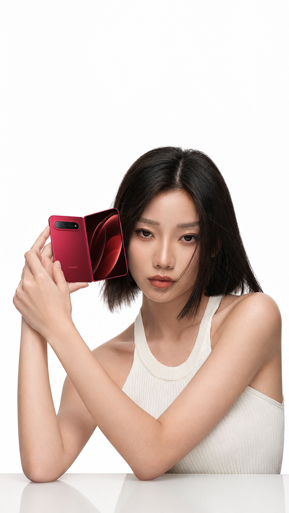 参考图2中的美女形象和姿势，将她手中的白色充电器替换为图1中的… - 图片创意预览