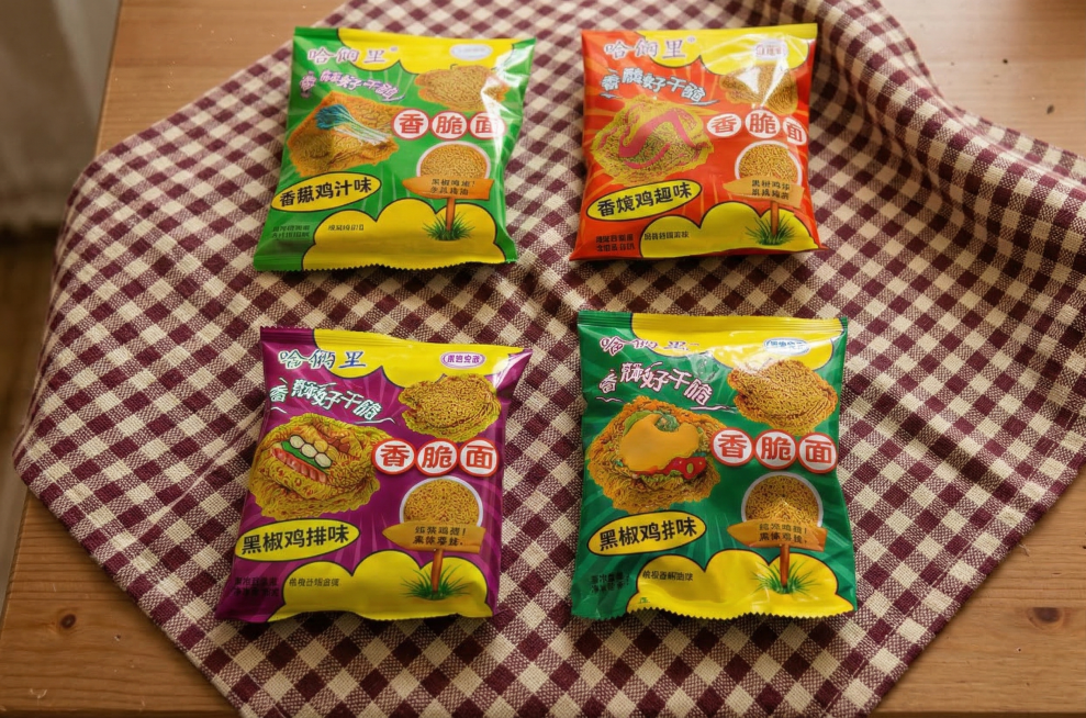 将图中的干脆面产品放在铺有温馨格纹桌布的木质桌子上，保持产品本身清晰完整，光影自然柔和预览效果