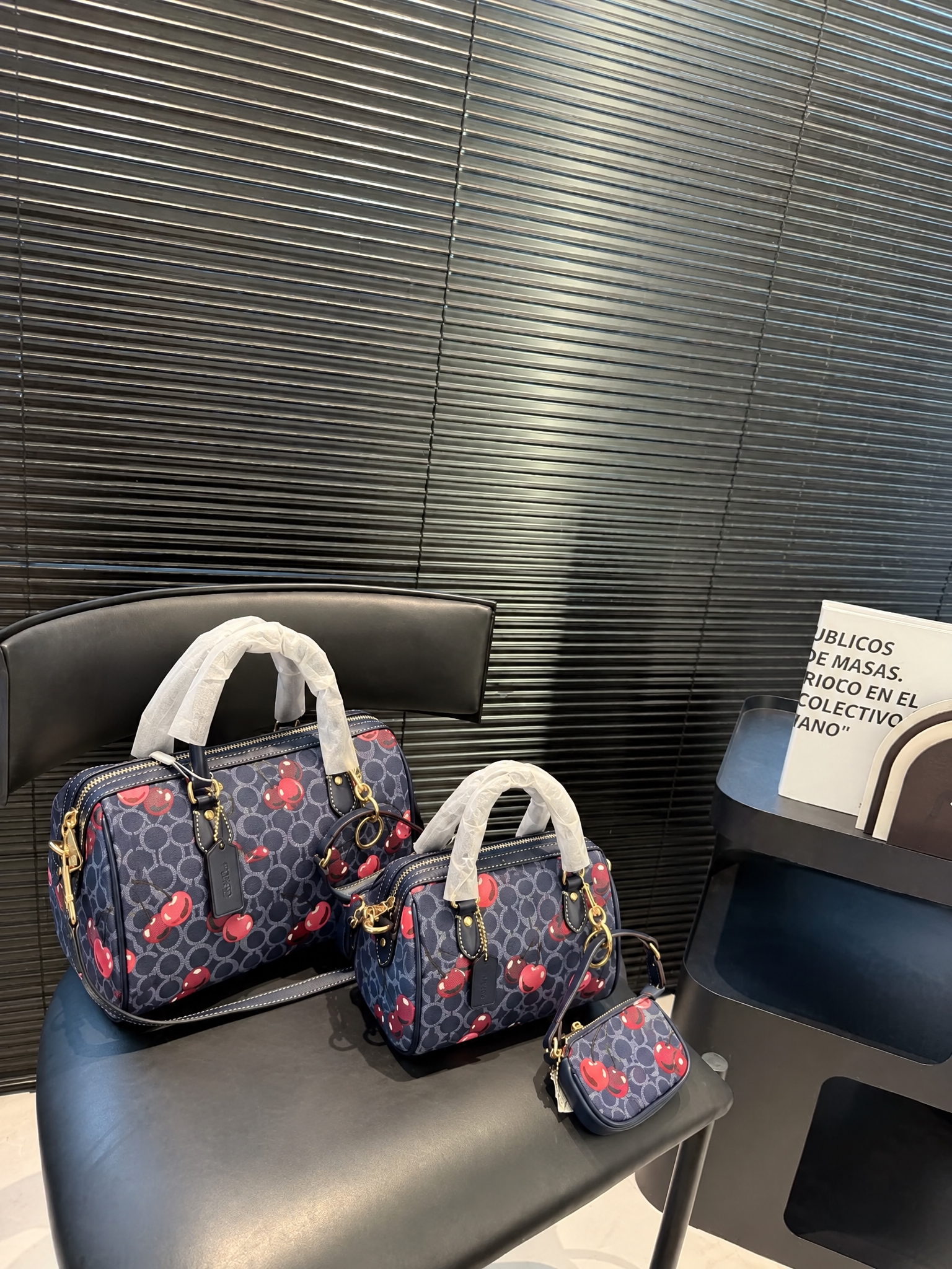 去掉图片中所有的COACH品牌LOGO和文字，包括包身金属LO… - 图片创意预览