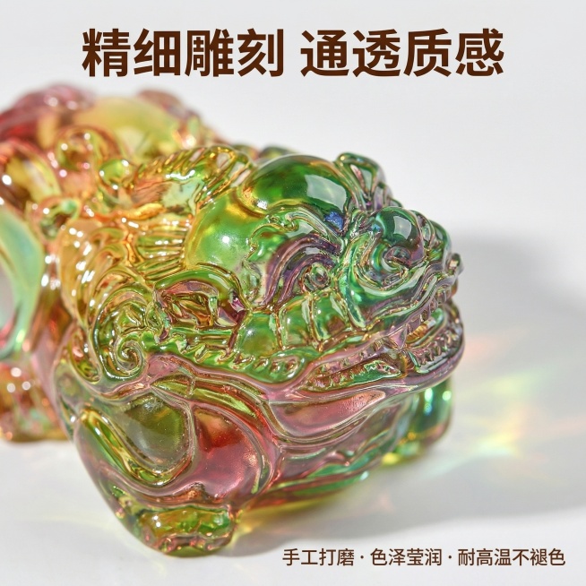 [主图 2] 彩色水晶貔貅材质细节展示
[主图主题] 七彩琉璃貔貅雕刻细节特写
[氛围/风格] 精致工艺质感，细腻光影突出材质通透感
[画面元素] 单只彩色水晶貔貅头部特写，放大展示雕刻纹理、面部神态预览效果