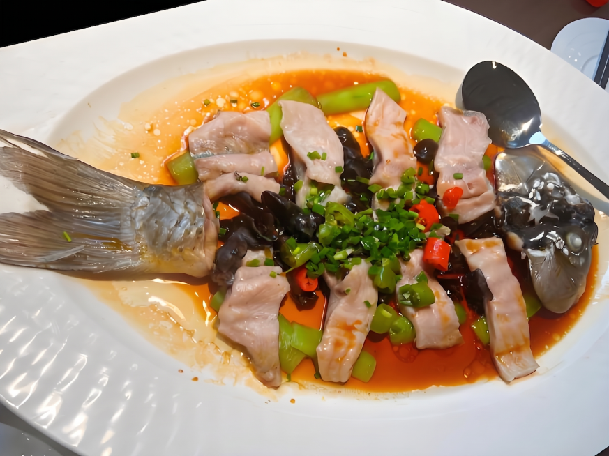 去掉图中所有的绿色藤椒粒，保留其他食材（葱花、辣椒、鱼片、配菜、酱汁）不变，保持菜品整体自然协调预览效果