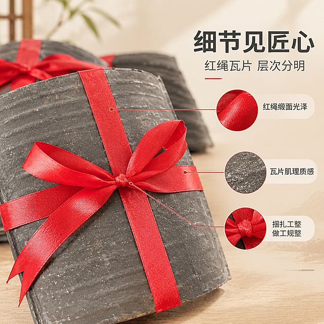 [商品] 使用【图3】瓦片捆红绳陈设摆件（特写款）；保留瓦片表面肌理、灰色陶土材质颗粒感、红色编织绳缎面光泽与蝴蝶结褶皱细节；商品处理：保留瓦片原始质感与红绳编织纹理，微距下增强材质细节表现力，不改变商品结构。
[画面] 目标为细节质感展示，突出做工规整与材质层次。微距质感型构图，红绳蝴蝶结位于画面中央偏左，占画面约50%，瓦片肌理作为背景延伸。前景为红绳缎面高光，中景为蝴蝶结结扣细节，后景为虚化的瓦片层叠边缘。浅米色衬底，柔和侧光突出材质对比。
[视觉] 套系策略：风格=新中式禅意家居商业摄影；标题字=阿里巴巴普惠体粗体；正文字=阿里巴巴普惠体常规体；主色=深灰瓦色+暖木色；背景延展=基于暖木色与米白色做深浅层级、同色渐变和细腻木纹/宣纸质感；强调色=中国红，仅用于小面积图标、引线和标签；标题色=深炭灰；正文色=中暖灰；组件=圆角浅底信息卡、细线引线；光影=左前侧暖柔光，窗边自然光感。
[文字] 右侧留白放主标题"细节见匠心"，副标题"红绳瓦片 层次分明"，下方3个细节点：「红绳缎面光泽」「瓦片肌理质感」「捆扎工整 做工规整」，配细线引线指向对应细节部位。文字全部横向排版。
[规格] 图片比例1:1，分辨率4K，质量medium。避免变形、错字、文字过小、冷蓝/蓝灰背景、材质失真、极限词与违禁词。
