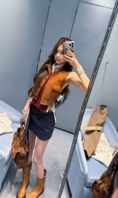 固定镜头，人物稍微动一下，动作自然且协调。预览效果