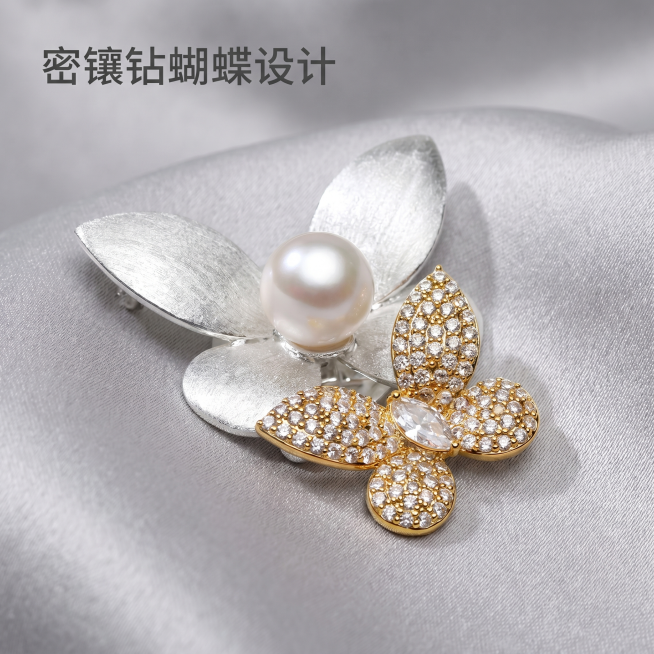 [主图-2] 珍珠胸针设计工艺展示
[氛围风格] 低饱和高级质感，精致轻奢
[画质] 商业摄影质感，光线柔和通透，产品清晰真实，画面干净高级
[元素] 保持珍珠胸针的外观、物理结构、材质质感、颜色与输预览效果