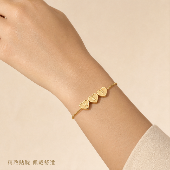 [主图-4] 佩戴比例展示，自然佩戴氛围感，简约高级，商业摄影质感，光线自然通透，产品清晰真实。同一位手模自然抬手，展示手链在手腕的佩戴比例和整体效果，浅纯色背景，保持手链产品外观、材质、颜色与输入产预览效果