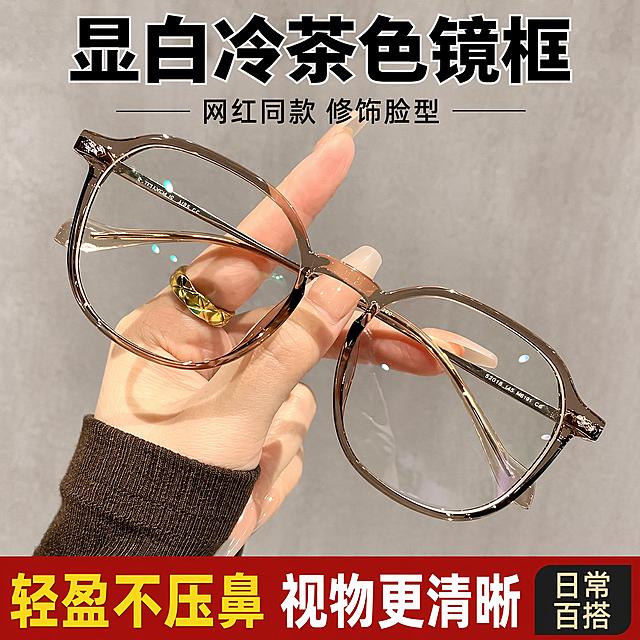 [单张主图] 显白冷茶色方框近视眼镜框 爆款促销感主图，适配拼多多平台，一眼传递产品卖点促进转化。
[参考比对] 参考图为大标题+产品+底部权益条经典三段结构，顶部文字区中部产品区底部卖点区，本次切换版式为顶部大标题型，保留参考图大字直白的促销风格。
[画面主体] 中部是这款冷茶色方框眼镜被手托举展示，保持眼镜外观（方框结构、冷茶棕金色材质、通透镜片）与输入产品图一致，杜绝任何变形和色差，精细化处理，商品主体占画面约55%，眼镜完整清晰展示细节。
[构图版式] 本次采用顶部大标题型标准三段结构：顶部28%放品牌位和主标题，中部52%放产品主体，底部20%放通栏卖点信息，层级清晰，产品不被文字遮挡。
[场景元素] 背景使用浅灰色水泥墙真实质感，保留产品原图手持展示的自然感，道具只保留原图手部戒指和深棕色袖口，不添加多余装饰，突出眼镜主体。
[文案版式] 顶部居中黑色粗体大字主标题："显白冷茶色镜框"，下方小字辅助说明："网红同款 修饰脸型"，底部红色通栏左黄白大字："轻盈不压鼻 视物更清晰"，右侧深色小标签标注："日常百搭"，字体大小对比明显，主标题最大，信息层级清晰，文字均不遮挡眼镜主体。
[光影质感] 主光为柔和侧前方自然光，提亮眼镜金属边框的通透质感，镜片反光自然，手部细节清晰，画面整体明亮通透，商业高清摄影质感，产品清晰真实，画面干净高级。
[配色字体] 主色浅灰背景，辅助色金色镜框棕，强调色红色和黄色，字体粗黑体无衬线，主标题醒目粗壮，符合拼多多爆款直白促销风格。
[比例分辨率] 1:1比例，2048x2048，2k分辨率，文字清晰可辨，超高清。
[负向提示词] 变形，文字错乱，产品图模糊，背景杂乱，水印，电商平台Logo，遮挡主体，错字，畸形结构