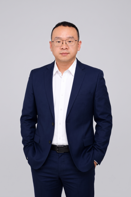 将背景换成浅灰色纯色背景，保留人物主体和穿着不变预览效果