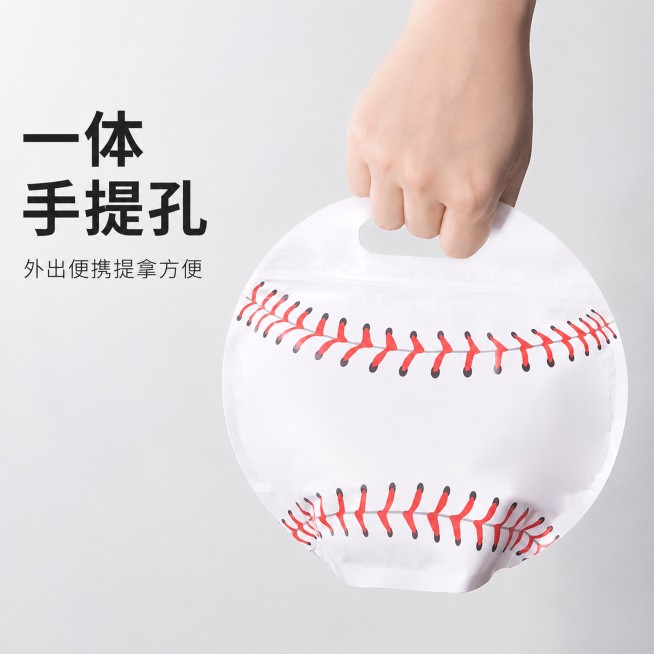 [主图-6] 手提设计展示，突出便携性。氛围风格，实用直观，清晰展示结构。画质，高清实拍，细节清晰。元素，人手提住球形自封袋的手提孔，自然握持展示握感大小比例，保持产品外观和原图一致，背景干净浅灰色。预览效果