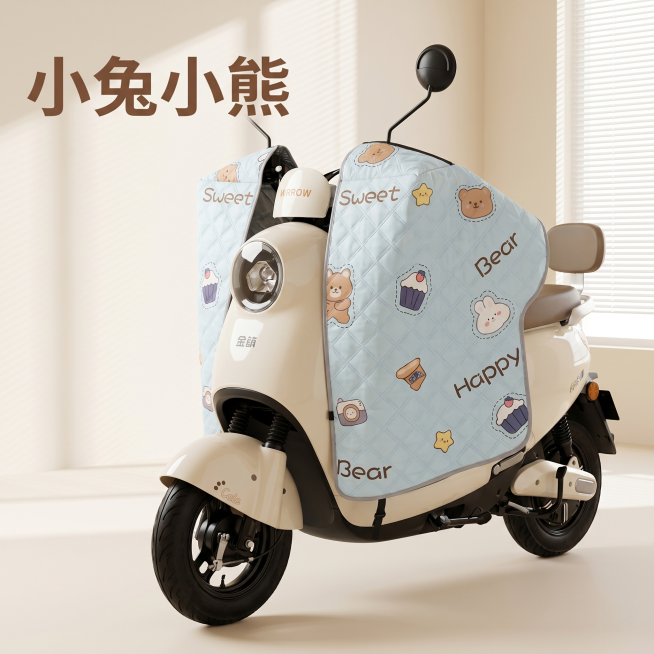 [主图 1] 电动摩托车夏季全包挡风被商品展示首图
[氛围风格] 温暖高级风，清爽实用，适合抖音平台的场景化视觉效果
[画质] 商业摄影质感、光线柔和通透、产品清晰真实、画面干净高级
[元素] 保持小预览效果