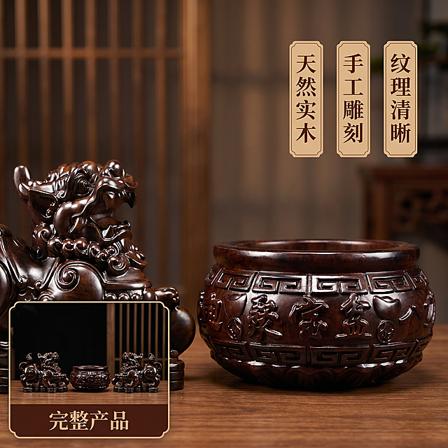 [主图 2] 材质细节卖点展示。天然实木纹理雕刻特写主图。氛围风格：中式工艺质感，高级展示风格。画质：商业摄影质感，光线柔和通透，产品清晰真实，画面干净高级。元素：截取貔貅头部和聚宝盆文字区域做特写放大，放置在中式玄关桌面，保留完整产品外轮廓在画面中，左下角留出小区域产品完整缩小图做画中画标注，展示细腻实木雕刻纹理和细节。保持产品外观（物理结构、材质质感、颜色）与输入产品图绝对一致，杜绝任何变形和色差，精细化处理。商品主体占比70%左右，画面满屏无边框，画中画带浅色细边框和文字标注。光影：侧光突出木材纹理凹凸，雕刻缝隙产生自然阴影，质感层次分明，明暗过渡柔和。配色：主色深原木棕，背景浅木色暖调，文字标注深棕色。视角构图：特写平视聚焦雕刻细节，画中画放置右下角，景深前实后虚，突出细节。文字版式：右侧分布三个卖点标签，竖向排列：「天然实木」「手工雕刻」「纹理清晰」，每个标签浅棕色底深棕色字，左上角画中画下方标注“完整产品”文字。文字排布简洁不遮挡主体细节。比例分辨率：1:1比例，2k分辨率，文字清晰锐利，超高清。负向提示词：变形，水印，文字错乱，产品图模糊，背景杂乱，刺眼配色，遮挡主体，迷信违禁词汇。