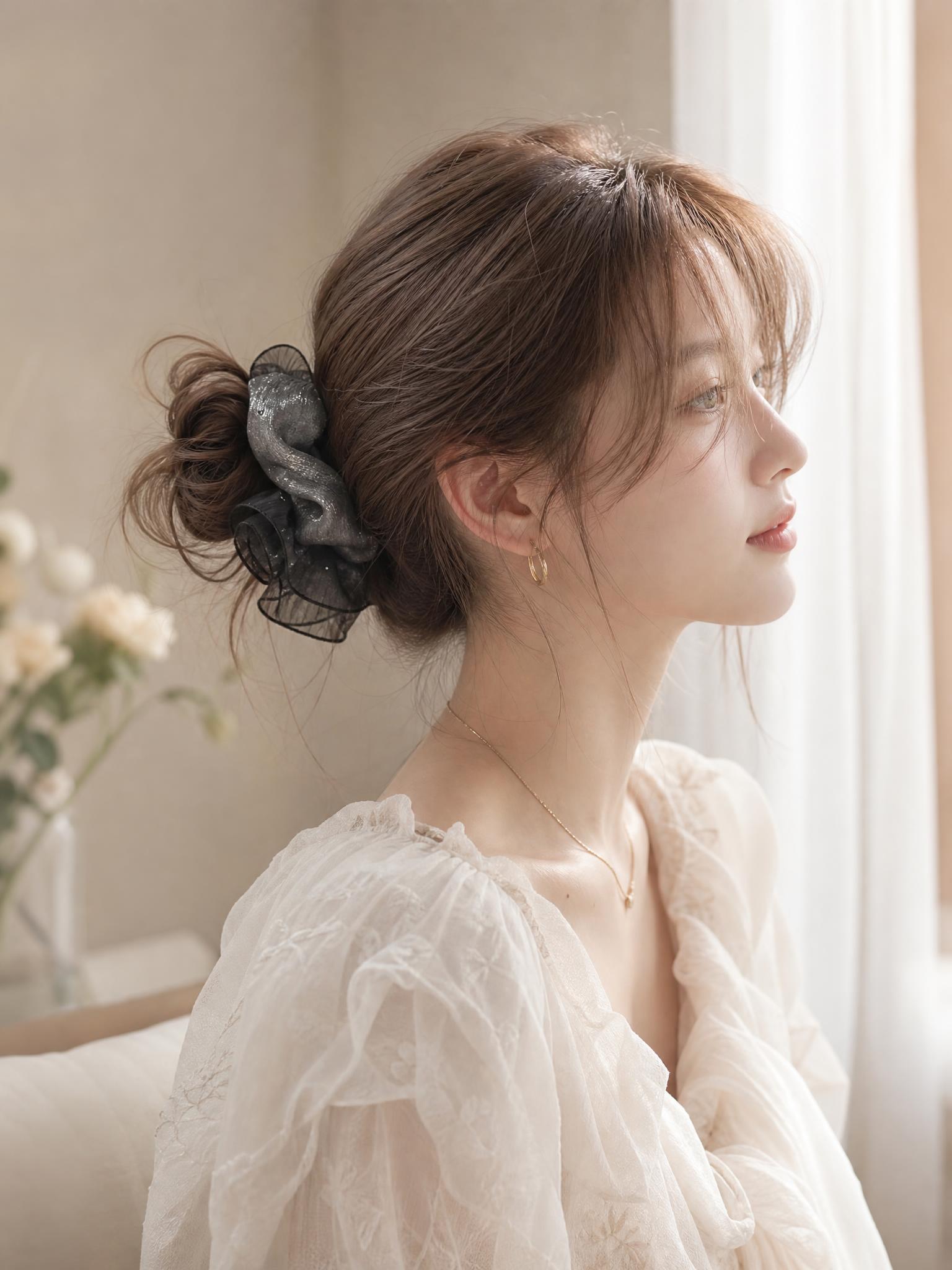 半身侧脸构图，侧脸年轻东亚女生，温柔淡颜，浅棕色长发低盘慵懒丸… - 图片创意预览
