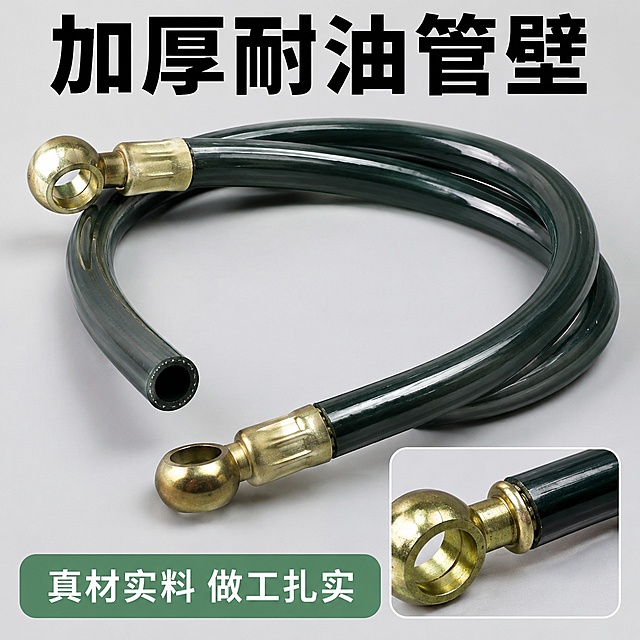 [主图-3] 材质与工艺细节展示图。氛围风格：专业工业质感，突出材质真实感。画质：商业摄影质感、光线均匀通透、产品清晰真实、画面干净高级。元素：主画面展示输油软管局部放大，重点突出橡胶管壁厚度和黄铜接头加工细节。右下角嵌入1个局部放大画框，放大展示接头连接处压合工艺。保持产品外观（即物理结构、材质质感、颜色）与输入产品图绝对一致，杜绝任何变形和色差，精细化处理。背景为浅灰色简洁干净。光影：主光突出橡胶管壁和金属表面纹理，放大区域补光细节清晰。配色：浅灰底，深绿色产品，黄铜金属色，深色文字清晰对比。视角构图：主体居中，主画面+小画中画组合布局，结构清晰不拥挤。文字版式：顶部大字“加厚耐油管壁”黑色粗体，底部浅绿标签标注“真材实料 做工扎实”白色文字。输出要求：1:1 比例，文字清晰锐利，超高清商业摄影质感。负向提示词：变形，文字错乱，产品图模糊，背景杂乱，水印，电商平台Logo。