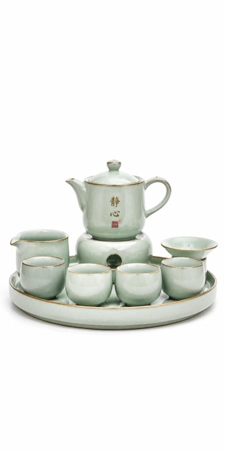[主图-1] 玉青瓷茶具正视图。
[氛围风格] 简洁干净，突出产品本身。
[画质] 商业摄影质感、光线柔和通透、产品清晰真实、画面干净高级。
[元素] 玉青瓷茶具居中展示，呈现完整正面造型，温润青瓷材预览效果