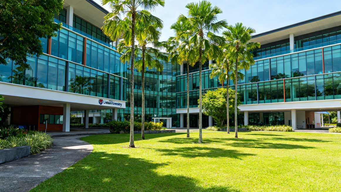 新加坡知名大学现代化校园，融合热带植被与现代教学楼，干净开阔，阳光明媚，适合留学主题公众号配图预览效果