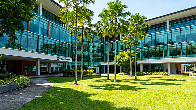 新加坡知名大学现代化校园，融合热带植被与现代教学楼，干净开阔，阳光明媚，适合留学主题公众号配图