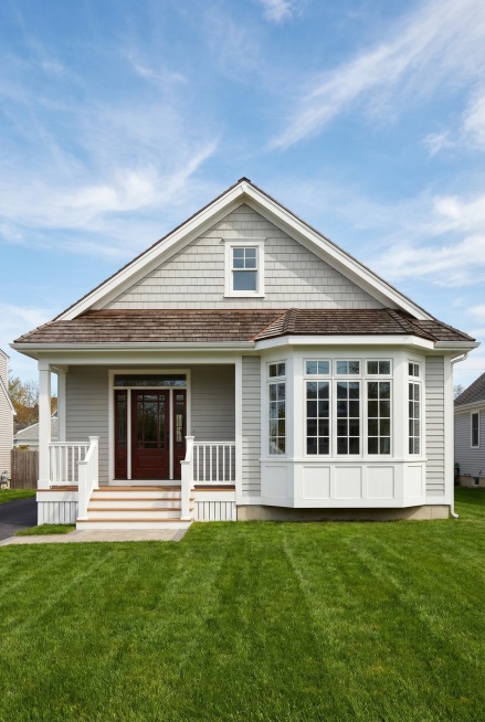 A single-story detached house with a light gray and white exterior sits under a clear blue sky with预览效果