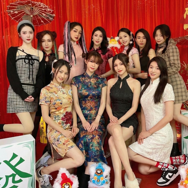 去掉人物手里的卡牌和对联，其他保持不变预览效果