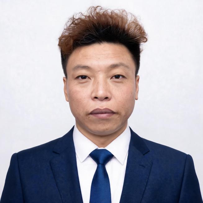严格保留参考图中人物的五官特征、脸型骨骼、发型基础，不换脸、不变脸，仅优化精神状态；中年亚洲男性，正面免冠标准商务证件照，胸部以上胸像构图，人物居中端正，双肩平齐，平视镜头，表情自然平和，露出双耳与眉预览效果