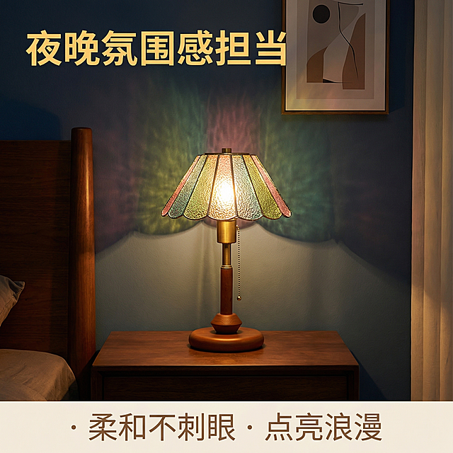 [主图 6] 夜间点亮效果展示
[氛围/风格] 温馨治愈家居氛围感，中古风
[画面元素] 复古蝶彩台灯放置在卧室床头柜上，点亮暖光，光线透过彩色玻璃灯罩在墙面投射出美丽的扇形光影，整个空间静谧温馨，背景是深色卧室墙面，床头搭配简约挂画，保留产品原有造型，主体台灯居中，画面满版无边框
[配色色系] 主色调：暖黄光斑，深色背景；辅助色：彩色玻璃，木棕色底座
[视角构图] 平视拍摄，景深适中，氛围感拉满
[文字版式] 左上角标题“夜晚氛围感担当”暖黄色粗体，底部标注“· 柔和不刺眼 · 点亮浪漫”浅色字体，不遮挡主体光影
[比例分辨率] 1:1 比例，2k 分辨率。保持产品外观与原图完全一致，只更换场景和添加文案。