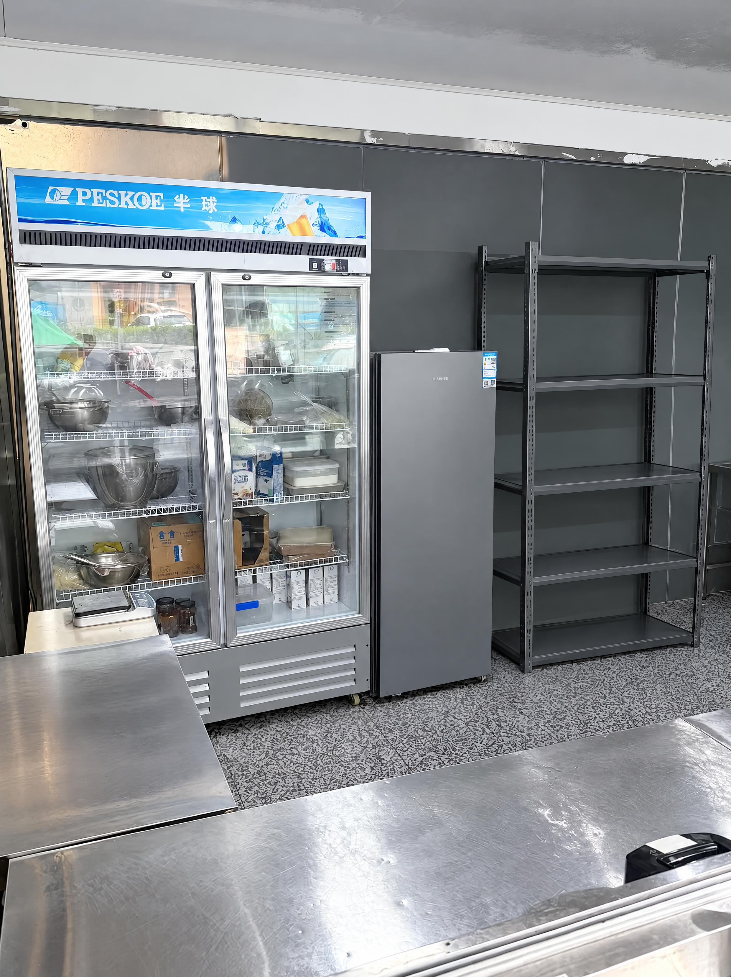 去除右侧5层金属货架上的所有物品（包括篮子、锅、塑料盒、纸箱、… - 图片创意预览