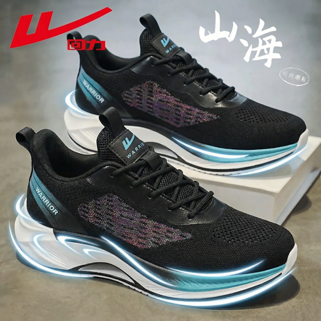 将图1中的黑青渐变回力运动鞋，替换原图2的鞋子，保持图2原有的鞋子摆放角度、构图位置、渐变水泥灰色背景、白色展台，以及左上角红色回力Logo、右上角“山海”和“时尚潮鞋”文字不变，保留鞋底蓝色发光轮廓预览效果