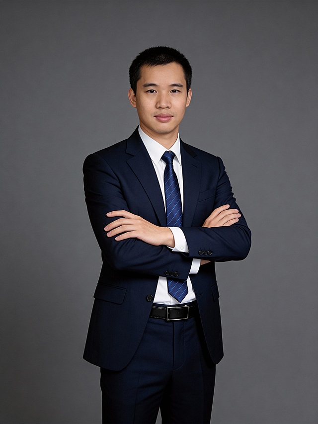 参考第一张图保留人物脸型､发型､年龄等特征生成职场形象照,参考第二张图人物占位和比例,标准焦段50mm,F/4光圈(F/2.8-F/4区间),平视视角(镜头与人物视线齐平);人物占画面70%,人物居中(居中构图),位于画面中心,为视觉聚焦点,入境范围头部及以下至臀部下方10cm(半身像);左右留少量背景空间;头部与画面顶部保留5%空间;头部发型完整,头肩比例协调;身穿精纺羊毛混纺面料的深墨蓝色西装(含5%桑蚕丝提升柔光质感),平驳领(商务感正式感),左胸袋无口袋巾(简化高级感),西装下摆自然垂度;内搭长绒棉白色衬衫(温莎领),袖口贴合手腕1cm(无堆叠);搭配精致且高级的深蓝色斜向微微渐隐光泽感极细条纹商务感领带(丝提花材质,低饱和柔光渐隐);下装精纺羊毛混纺面料的深墨蓝色高腰直筒西裤(面料同西装);搭配黑色哑光头层牛皮皮带(宽2.5cm),带扣为长方形拉丝黑色金属(1.8cm×3cm);呈正面抱胸的自然姿态,站立姿势:左臂搭于右臂上方,肩颈自然松弛下沉,姿态自信从容｡正式严谨专业稳重,身形匀称,姿态端正｡发梢微微修整干练大气,主体锐利,影棚侧光布光(主光来自画面前方),明暗过渡柔和,背景光线均匀,强化色彩对比的高级感｡哑光简约中深灰色纯色背景(呈现均匀柔和质感),极简干净;32K画质超高分辨率､细节清晰,整体风格雅致､兼具现代精致感;肤质精细化处理;眼神直视镜头,目光坚定且澄澈,表情自然.嘴角上扬;面部光比1:1.5,4800K中性光,微微修饰脸型,肤质哑光细腻,面部雾面柔光,轻透裸肌感,真实毛孔纹理,32K画质,去除人物之外的所有元素｡