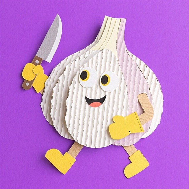 一个拿着菜刀的拟人的大蒜，它戴着黄色手套和鞋子，造型活泼可爱，紫色背景