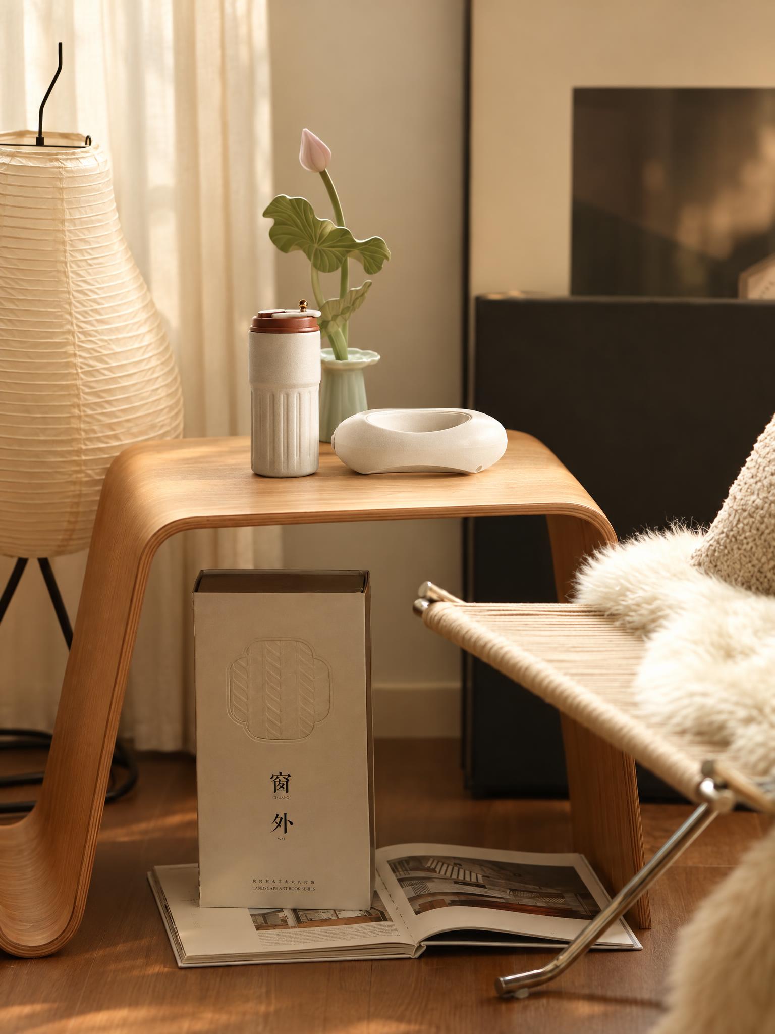 将图1中的白色保温杯和白色筋膜环产品，放置在图2的居家客厅场景… - 图片创意预览
