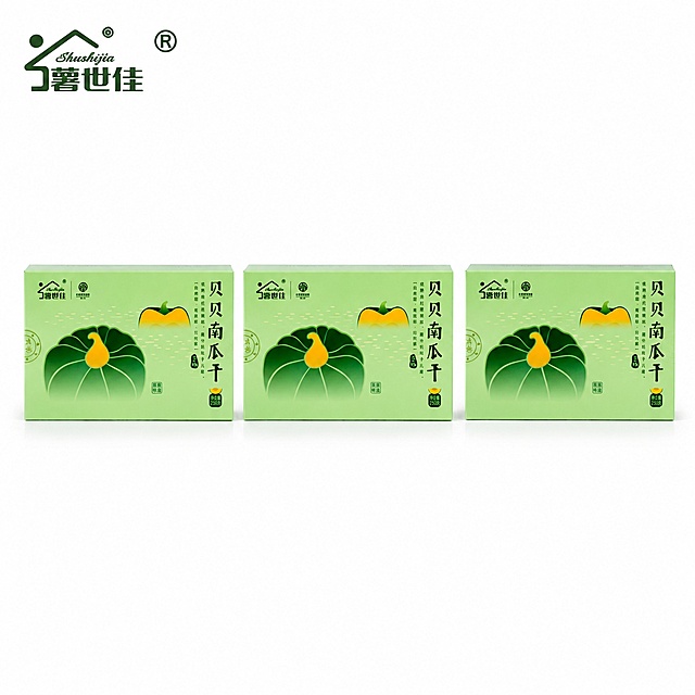 将背景替换为纯白色，生成淘宝天猫电商白底主图。画面主体为三盒薯世佳贝贝南瓜干包装盒，横向整齐排列展示正面全貌，三盒等距分布形成稳定构图，商品主体占画面约65%。保持产品包装盒外观、颜色、图案、文字与输入产品图完全一致，杜绝任何变形和色差，精细化处理包装盒边缘与细节。纯白背景干净无杂物，每盒底部都有自然柔和的接触阴影，无悬浮感。光线均匀柔和，正面主光加两侧辅光，包装盒表面有自然的漫反射光泽，立体感真实。画面超高清商业摄影质感，产品清晰锐利，1:1正方形构图，满版无边框。左上角放置从产品图中提取的薯世佳品牌Logo，保持原字形与配色，不遮挡产品主体。画面禁止出现多余杂物、水印、电商平台Logo、文字错乱、变形模糊。