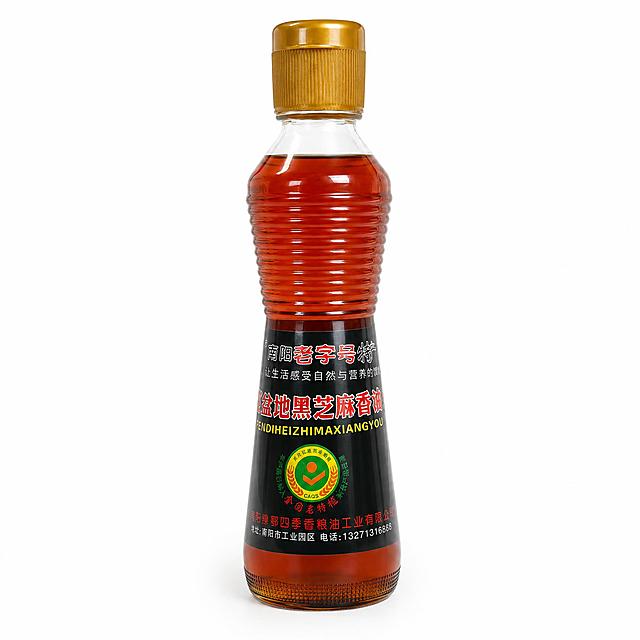 产品精修，产品置于纯白背景上，专业商业棚拍光，5500K标准中性白光，轮廓光，体积光，曝光正确，强烈真实立体感，净化杂乱倒影、脏反射、环境色污染和黑块反射，透明材质保留真实折射与透明层次，接地处保留干净浅淡的自然接触阴影，严禁大片投影、脏灰阴影和悬浮感，主体居中，商品完整入画不裁切，商品外轮廓视觉体量约画面60%-80%，四边均匀留白约10%-20%，严禁满幅铺满与贴边顶满，极致超清画质，细节清晰锐利，商业级实拍质感，保留原图真实材质与结构细节，明显提升商品表面洁净度，清理灰尘、污渍、指纹、油污、胶痕和霉点，让表面从脏旧发闷变为干净可售卖状态，修复划痕、磨损、掉漆、飞边毛刺和使用旧痕，翻新为干净商业新品感，基于原图材质恢复纹理、颗粒、折射、高光、透明边线或工艺细节，避免糊成塑料感，清除底纹、广告条、贴片、角标、文字残留、非商品自带Logo、水印、平台标识和杂色背景，锁定原图商品颜色，颜色以输入图为唯一参考，分段部件颜色边界按原图锁定，锁定原图商品轮廓、件数、部件位置、连接关系、标签文字和可见功能细节，只做精修不重绘结构，瓶身、瓶盖、瓶肩、标签结构与原图一致，瓶身文字与Logo零改写，禁止改变瓶型、盖型或标签排版，开合关系、透明瓶身、液体颜色和小配件位置与原图一致，禁止改变瓶身厚度或遗漏配件，瓶身玻璃：玻璃高透容器质感，折射边线清晰，透明层次自然，瓶内香油液体：有色透明液体质感，颜色通透均匀，保留真实液面与折射关系，瓶盖：塑料·亮面/光面质感，高光明确，曲面反光顺滑，前侧视图，标准透视校正，正常透视焦段，保持同类机位，比例1:1