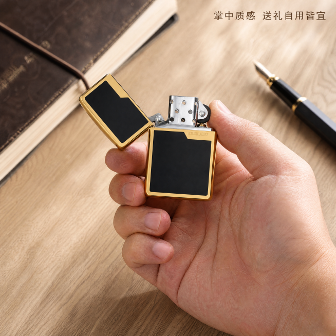 [主图-4] 手持打火机使用场景展示
[氛围风格] 真实生活化使用场景
[画质] 商业摄影质感，自然真实，清晰通透
[元素] 成年男性手掌手持打开状态的佐罗打火机，展示实际使用大小与手感，保留打火机外预览效果