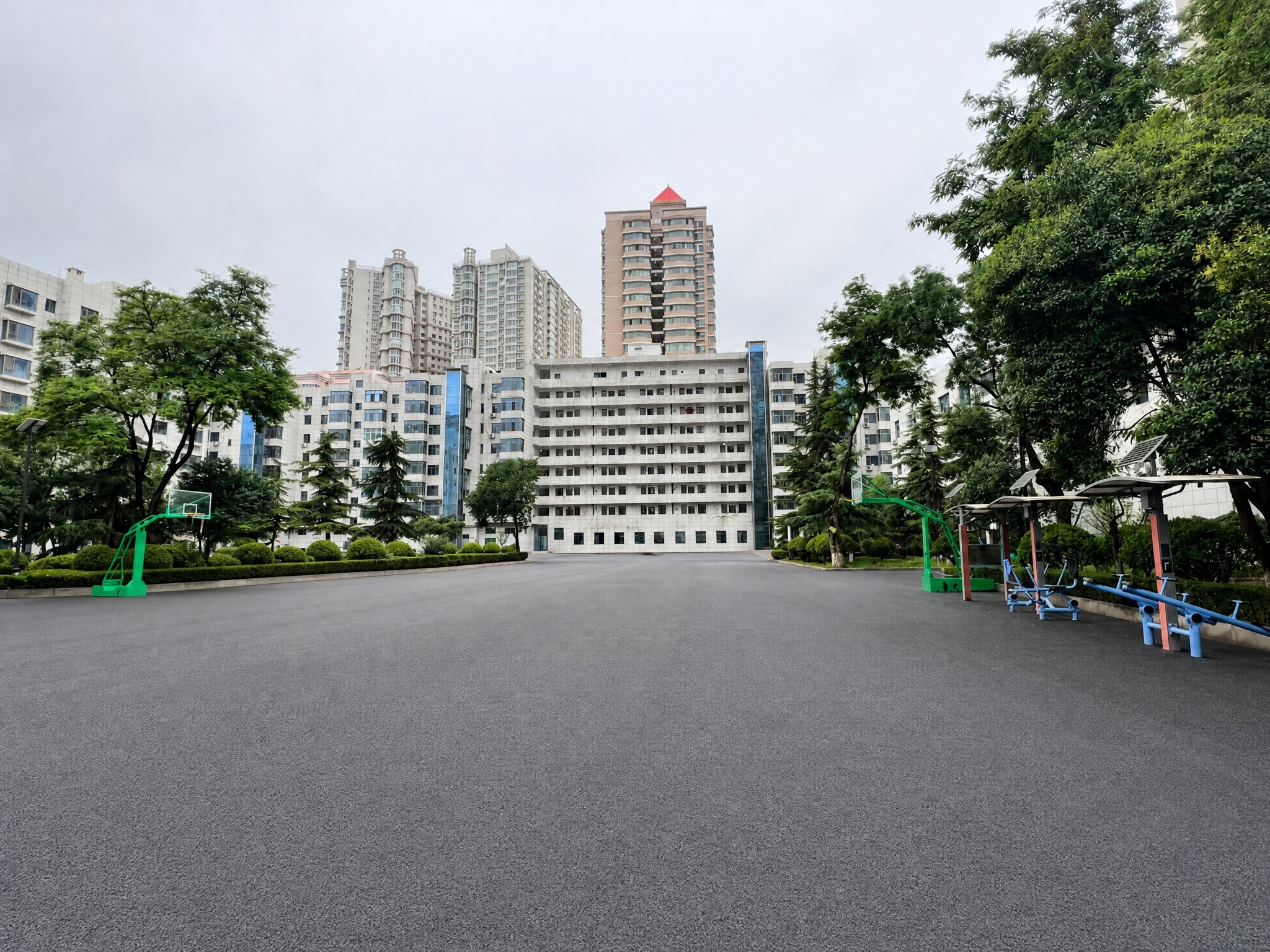 去除画面中所有的人物和所有的汽车，去除地面上的水渍，使地面变为… - 图片创意预览