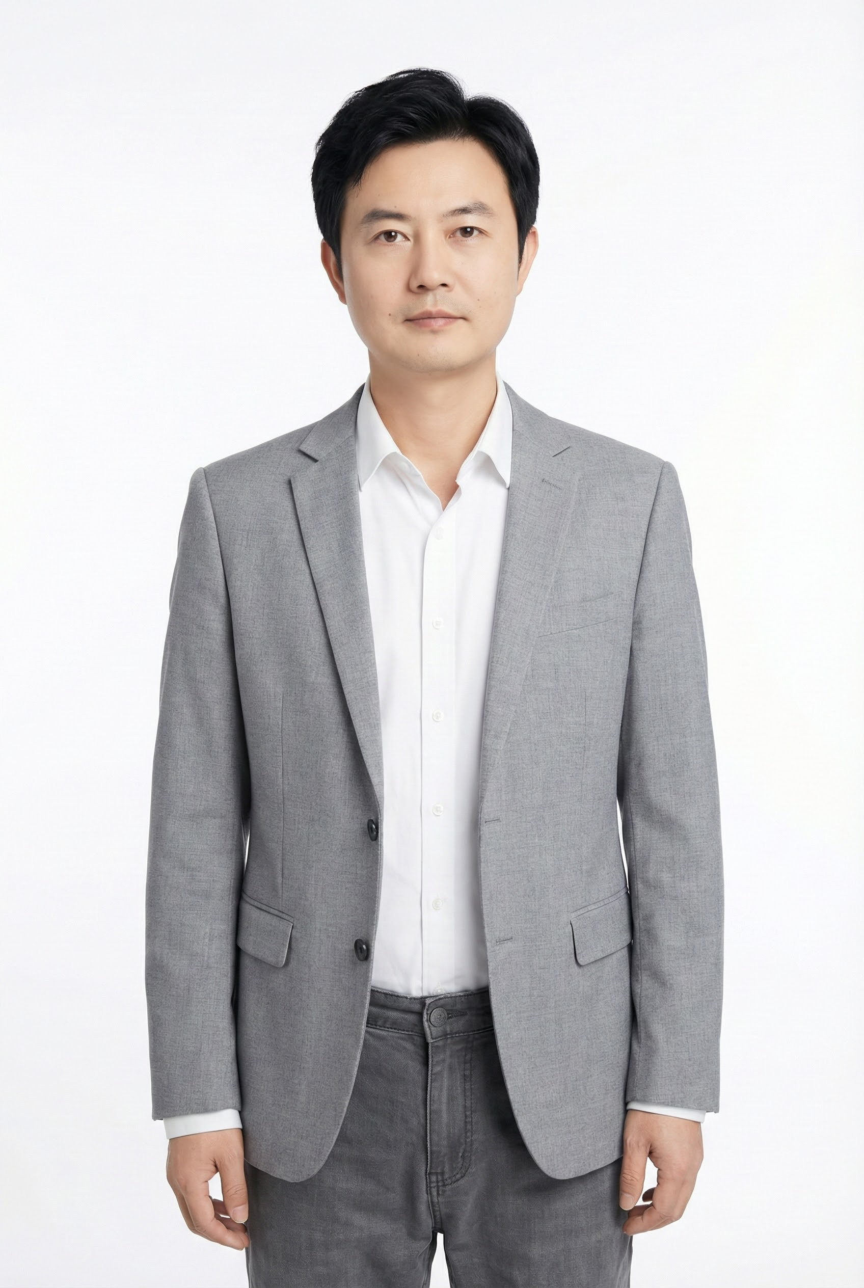 精修人像，头发生成多一些，衣服换成正式休闲装，背景换成白色 - 图片创意预览