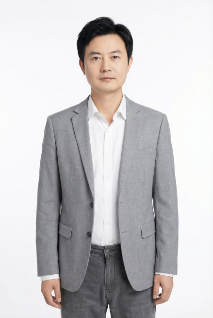精修人像，头发生成多一些，衣服换成正式休闲装，背景换成白色预览效果