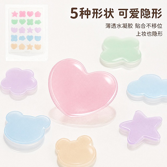 [主图-3] 材质细节与多形状展示，突出痘痘贴的薄透贴合和多种可爱形状。
[统一基调] 清新马卡龙色系，主色薄荷绿+樱花粉，辅助色淡紫淡蓝，字体为圆润可爱非衬线体，标题字深棕色，辅助字灰棕色，整体风格甜美治愈又专业。
[画面] 画面中央放大展示一片粉色爱心形状的痘痘贴微距特写，能看到水凝胶材质的薄透质感和边缘弧度。周围环绕散落其他形状的痘痘贴：绿色四叶草、紫色星星、蓝色云朵、米色小熊等，共6-7片，错落有致。背景为纯净的奶油白色，底部有轻微倒影。左上角小图展示内袋整版20贴的排列效果。
[光影质感] 微距摄影质感，痘痘贴边缘薄透可见，水凝胶材质有轻微水润光泽，表面平滑，底部有柔和接触阴影。
[配色] 奶油白背景，马卡龙五色痘痘贴（粉/绿/紫/蓝/米），色彩柔和饱满，深棕色文字。
[文字版式] 右上角主标题"5种形状 可爱隐形"，下方小字"薄透水凝胶 贴合不移位"，再下方"上妆也隐形"。文字右对齐，放在画面右上负空间。
[输出要求] 1:1正方形，2048x2048，痘痘贴材质清晰，形状颜色准确，文字清晰，无水印无平台logo。